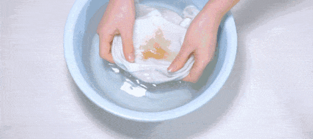 用盐来洗衣服浸泡1分钟手搓1000次油渍血渍陈年老渍一泡就干净