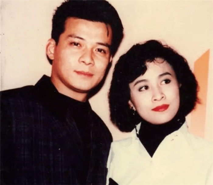 楚君在大地震中已死,神秘女子是陈少玲,不过扮演者却是刘嘉玲