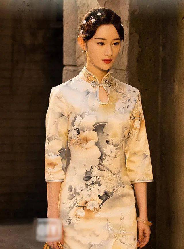 实力小花郭晓婷穿上旗袍美得明艳又娇俏