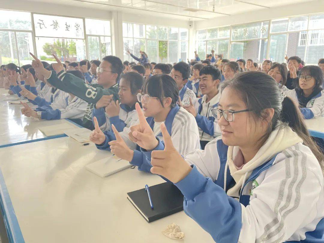 12355与你同行"中高考减压活动走进玉龙县白沙中学_压力_王再萍_中考