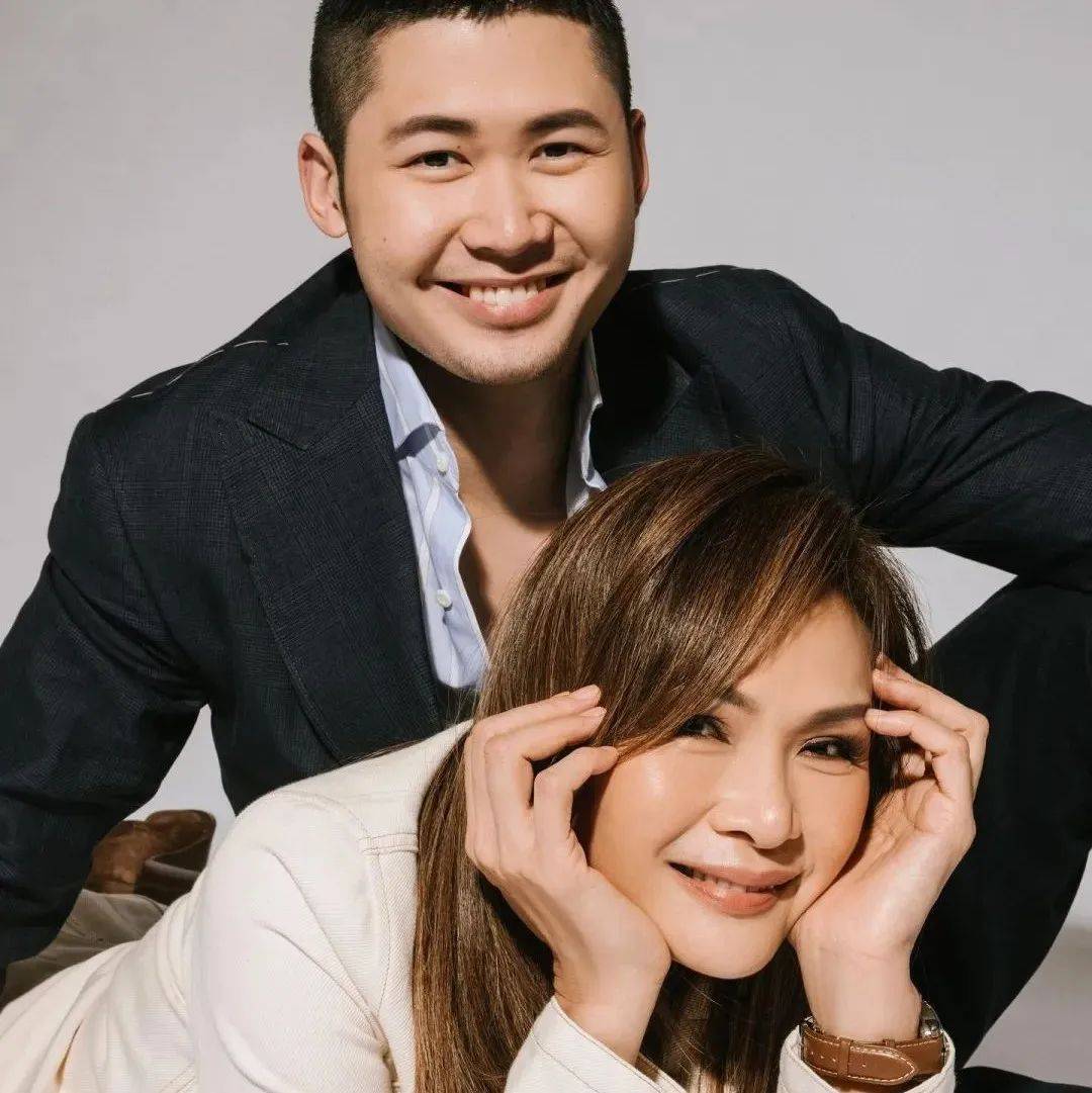又一星二代当模特!王敏德儿子与妈妈登上杂志封面,22岁高大帅气_王跃颖_马诗慧_爸爸