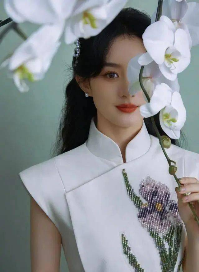 厉害了赵丽颖白色旗袍造型秀身段北方姑娘化身江南气质美人