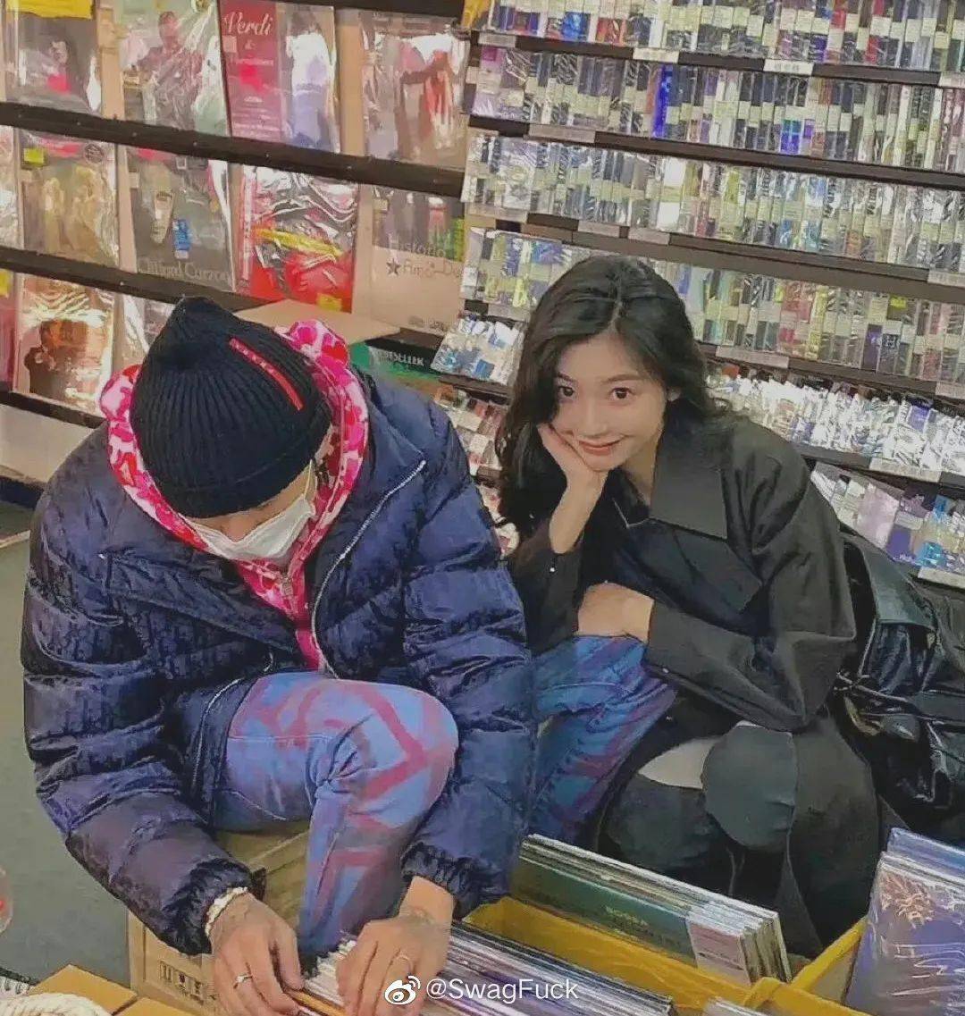 马思唯易梦玲要参加恋爱综艺而同样顶流的姜云升因为一个物品就上热搜