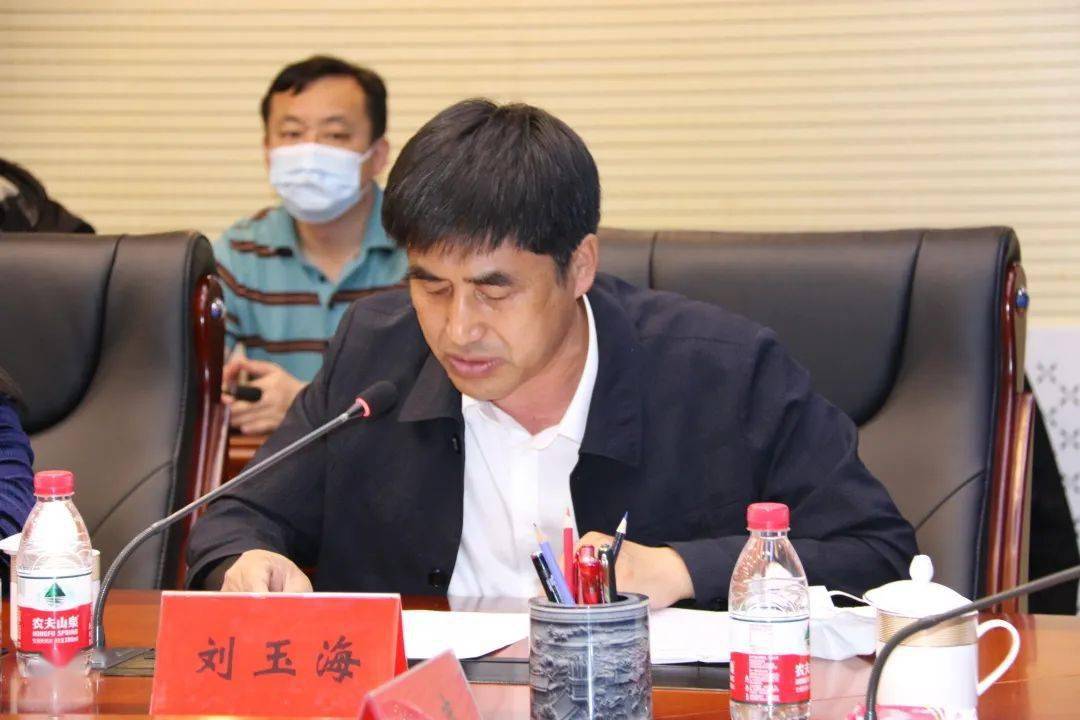 5月17-18日,刘玉海陪同自治区政府职业教育调研组一行,深入松山区职教