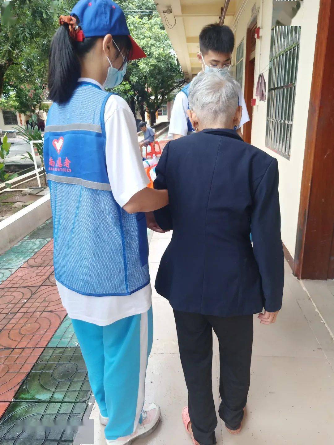 乐东中学志愿者服务慰问大安镇敬老院