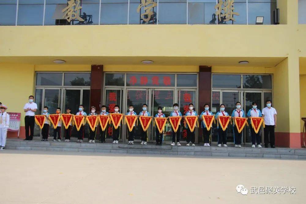 聚英学校小学部举行强化规范管理建设文明校园升旗仪式