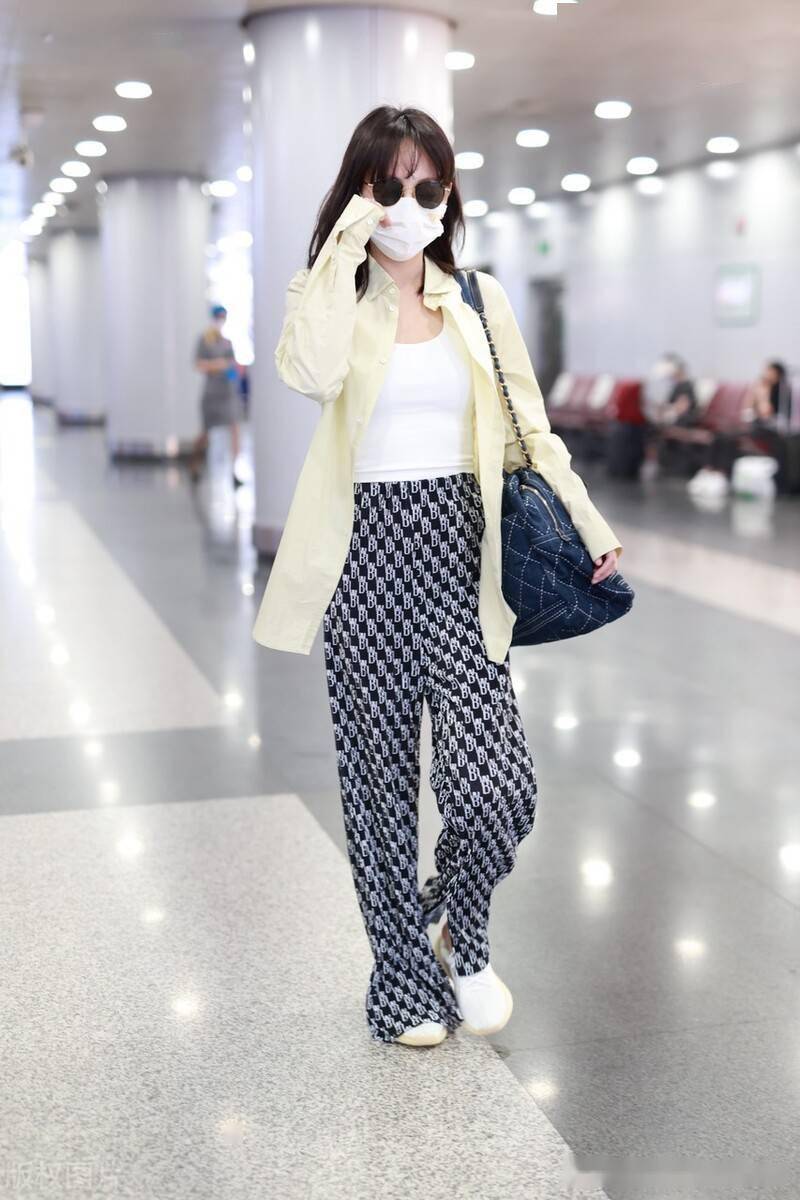 街拍张嘉倪黄色衬衫白背心蓝色蝴蝶结发卡率性清甜