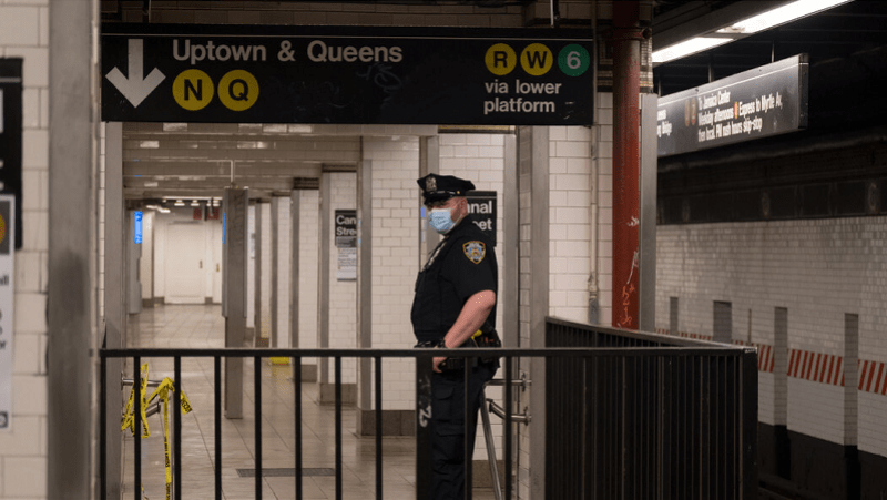 纽约地铁再现枪击案！枪手在车厢内无征兆射击致1死，仍在逃