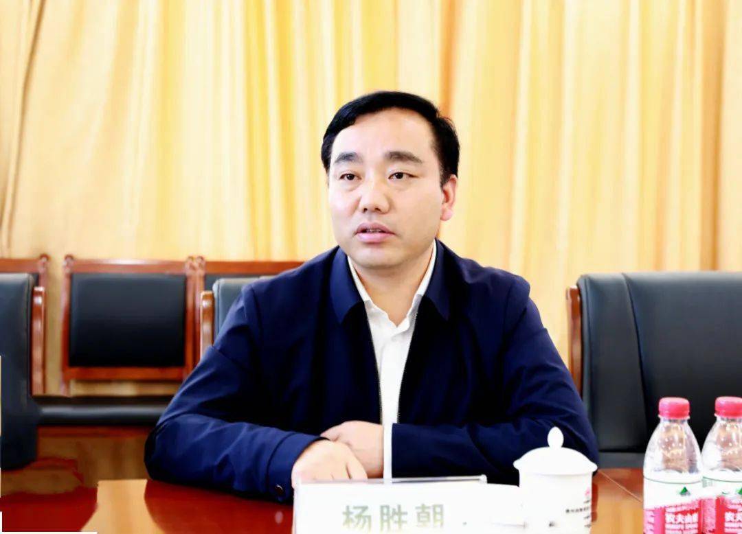 在贵州剑黎高速指挥部座谈交流会中,袁尚凯认真倾听企业发展现状和