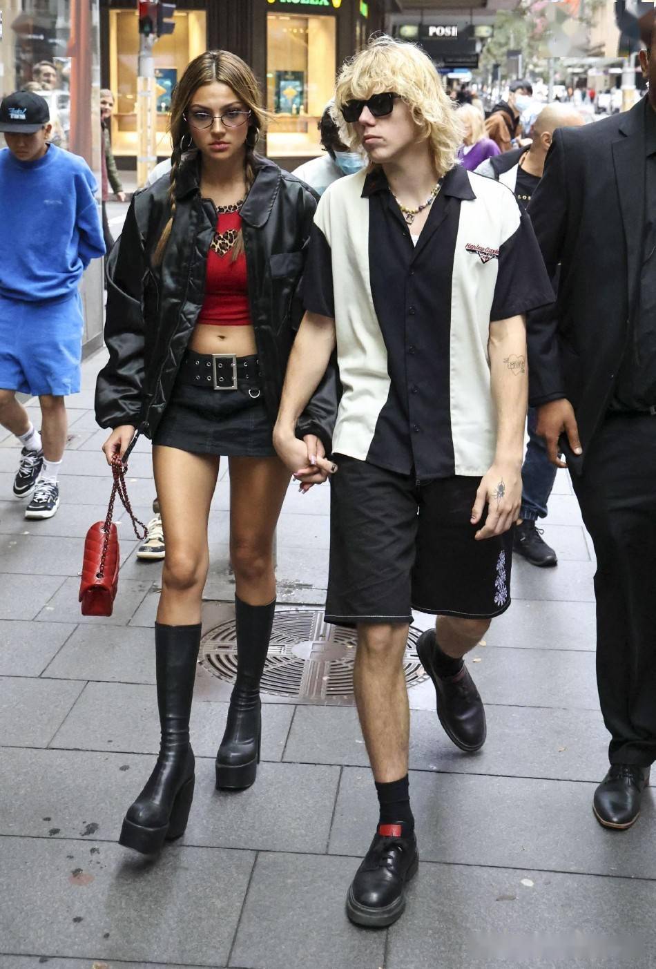 说唱歌手乐洛伊小子与女友外出购物 笑容甜蜜幸福满满_kid_the_悉尼