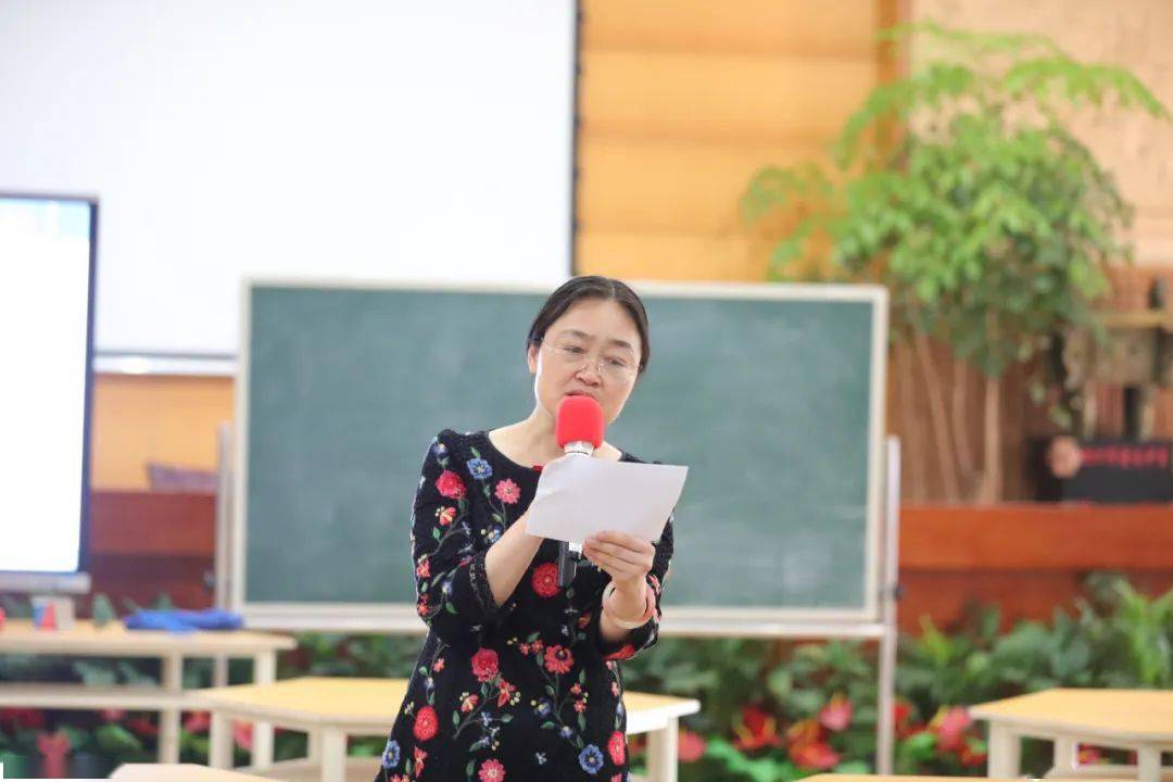 魏老师在整个教学过程中让出教学表演的"舞台",让学生学中玩,玩中学