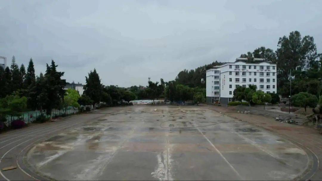 "记者前往原弥城一中校址,看到工人们正在对破损校园路面进行浇筑修补