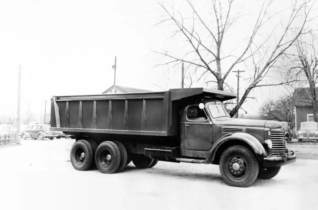 其中二战时期生产的著名的kb系列卡车,便是苏联吉斯150与我国解放ca10
