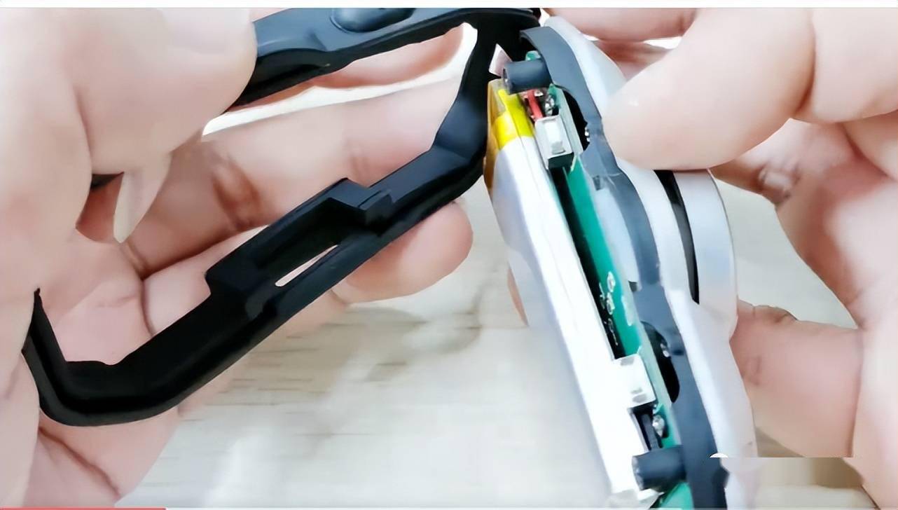 更换维迈通vimotov8蓝牙耳机电池教程