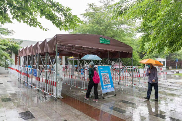 沪郊生态园恢复开放，首批游客赶“早班车”雨中赏花