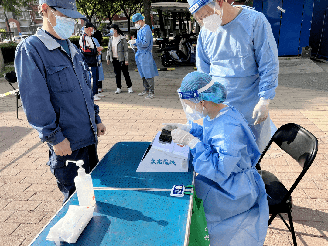 战疫风采张汉龙全力以赴尽显担当