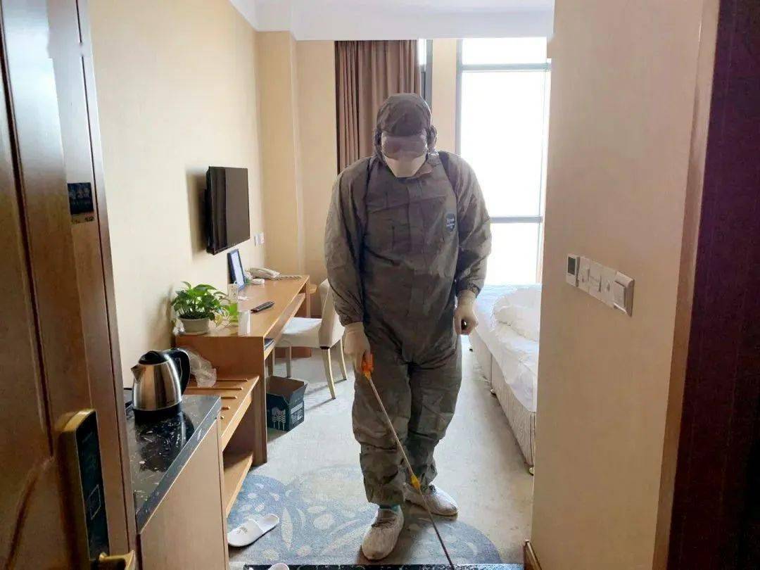 手术室唯一的男护士于桢霏,"隔离酒店防疫工作我有经验,我先来",继