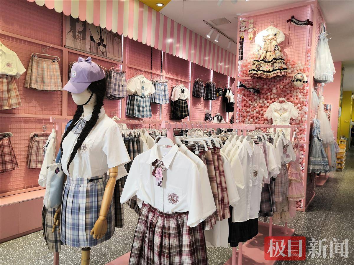 小众文化"破圈"!"三坑"经济从线上走向线下_lolita_服饰_制服