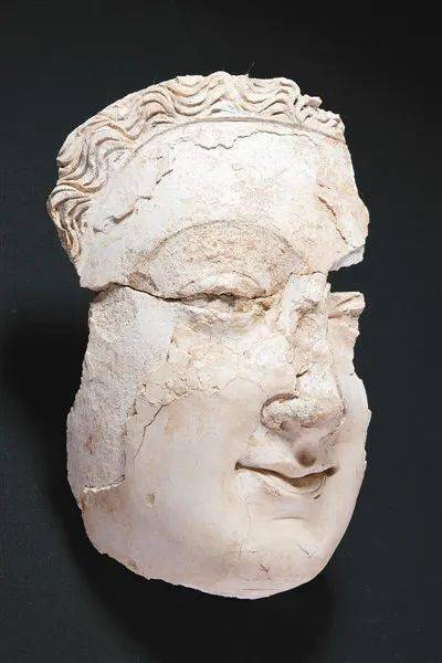 在即将到达喀什时,可以从车窗清晰地眺望远处大漠中矗立的莫尔寺佛塔