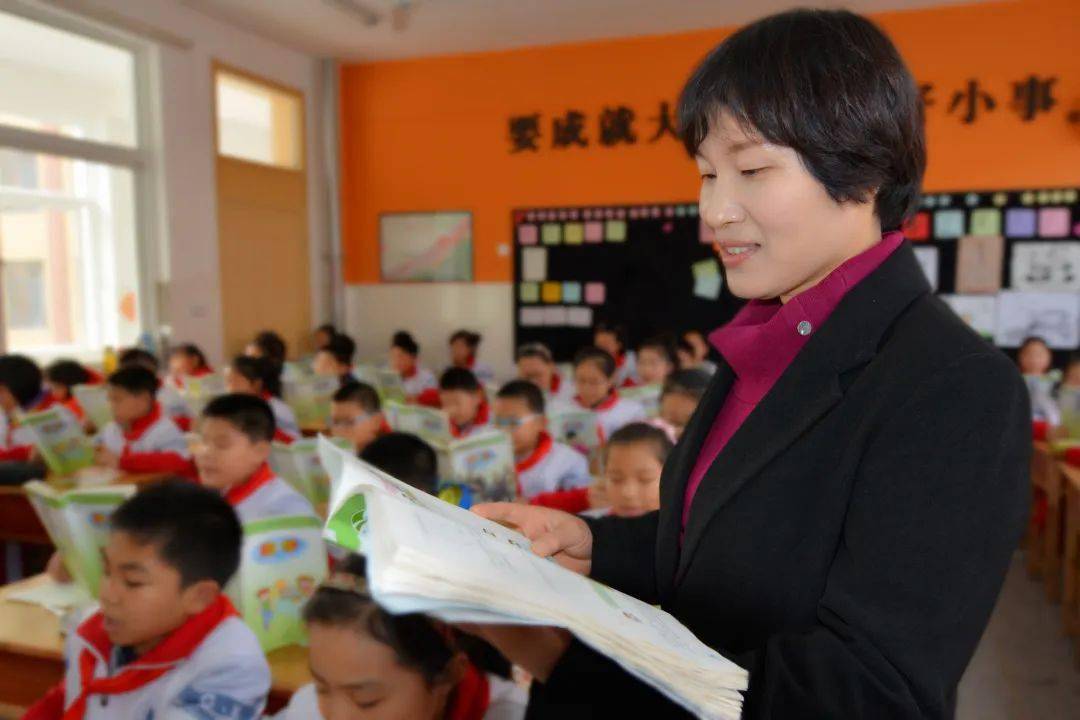 五一劳动先锋事迹展武春兰杏坛春秋育桃李满腔热血铸师魂