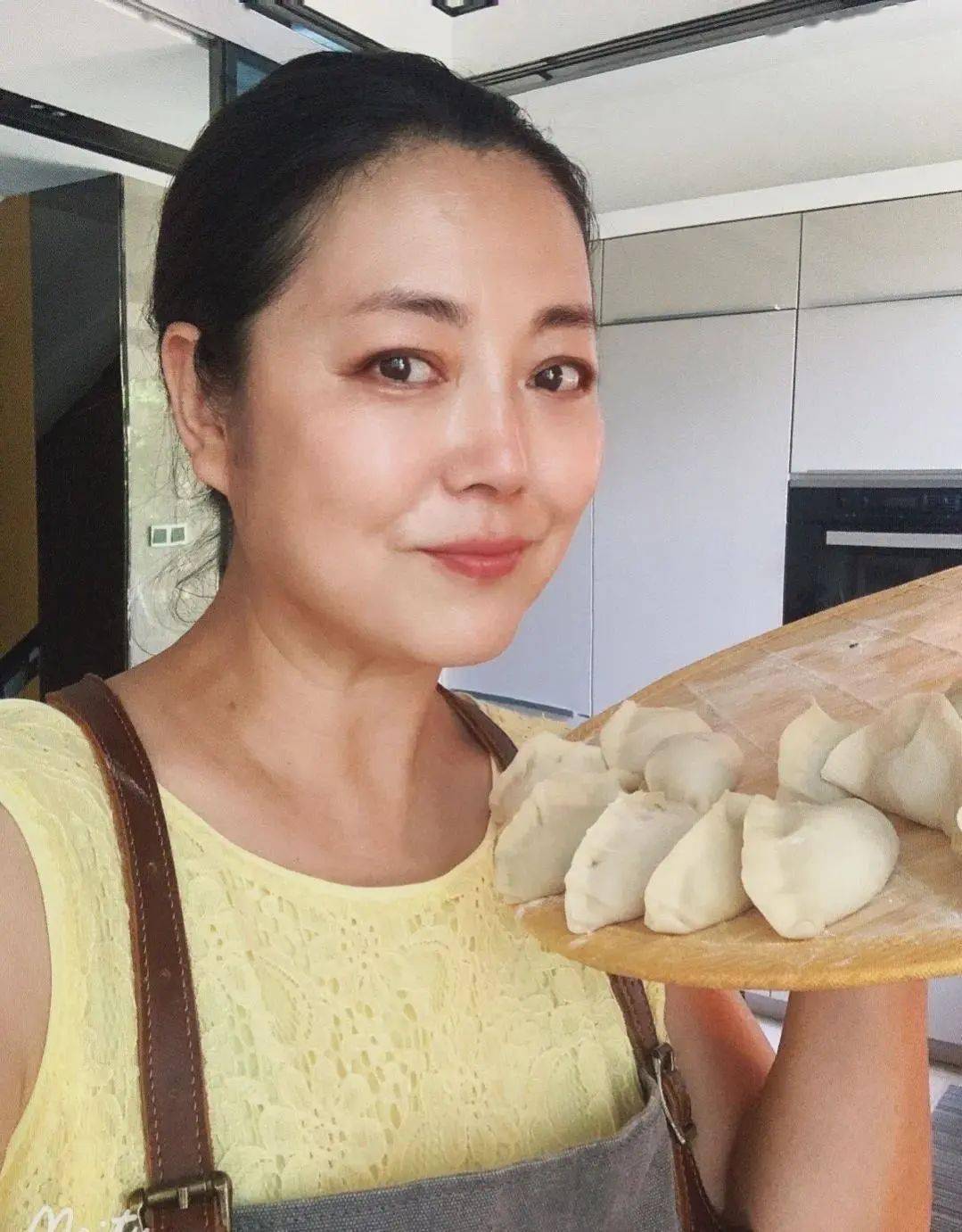 王茜华穿背心戴围裙居家打扮接地气51岁脸上黄斑很自然真实