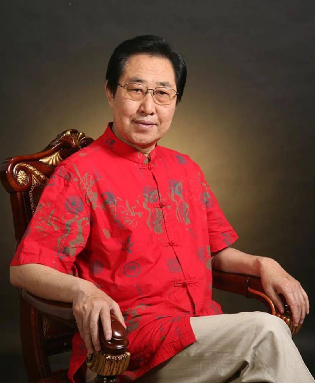 后在北京玉器厂从事玉器设计和制作工作,师从著名玉器大师钱镐,刘文亨