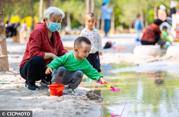 内蒙古呼和浩特：戏水玩沙 乐享时光