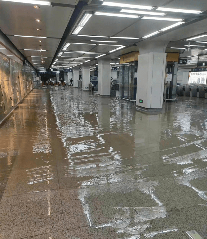 杭州金沙湖下沉广场再次出现积水地铁到底安全吗