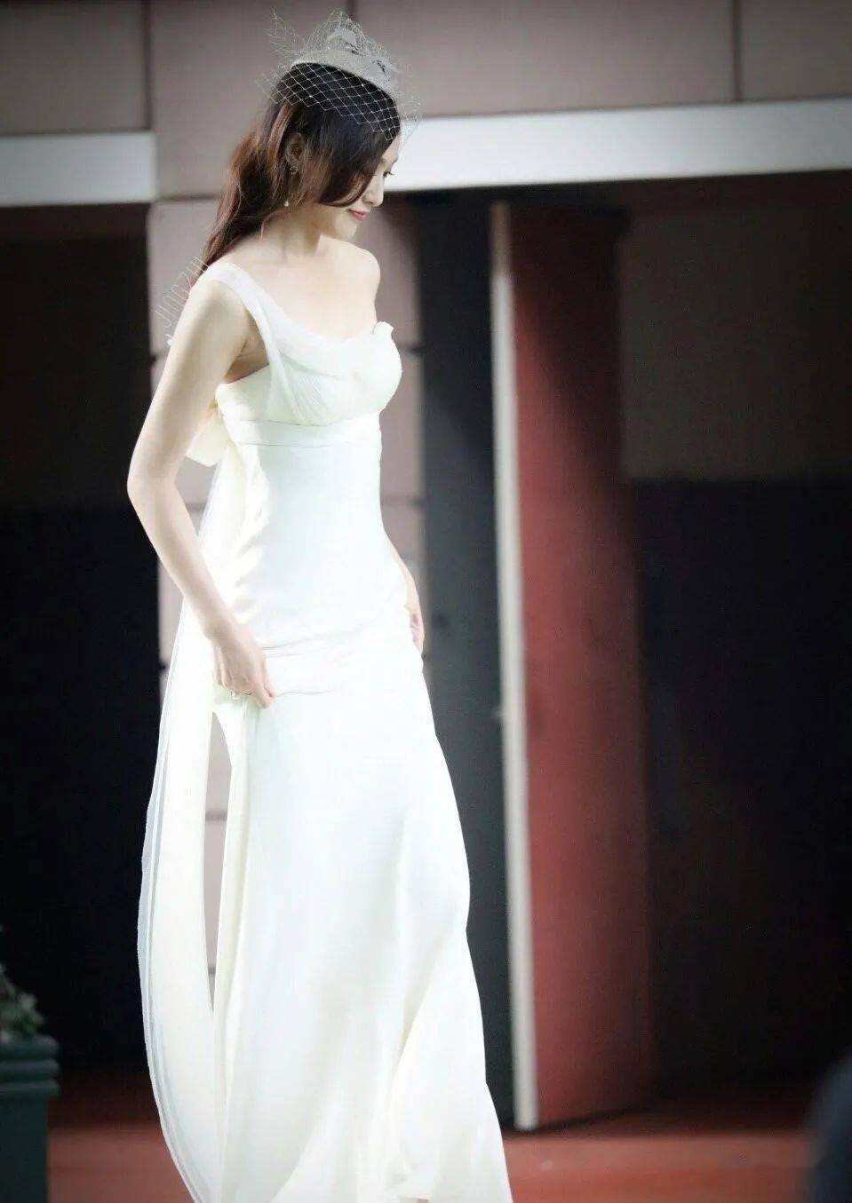 唐嫣穿上白色鱼尾礼服温柔高贵,高级洋气