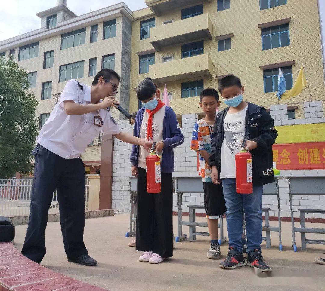 请进来——小水镇中心完小邀请衡阳市消防专家到校开展应急演练培训
