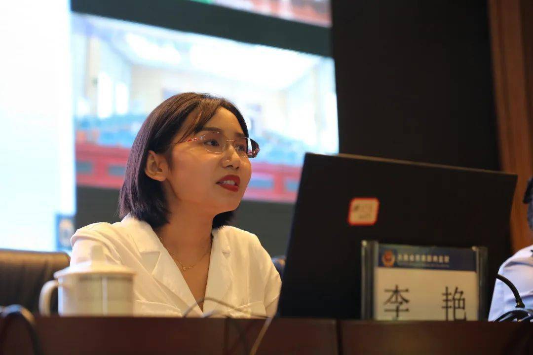 会上,李艳律师为全体全体警察职工专题讲授了《信访工作条例》,对其