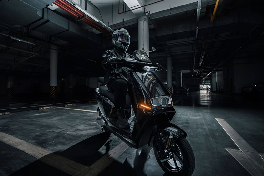 新日超能跑系列gf6年轻人的出街潮态度