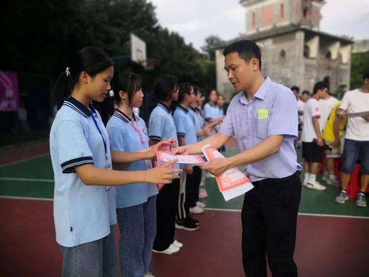 高手过招博白县中学趣味挑战绳彩飞扬阳光体育乐趣多