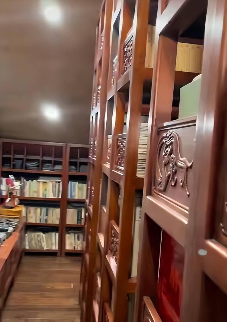 郭德纲经历徒弟风波照常听曲看书书房大到会迷路随处可见古董