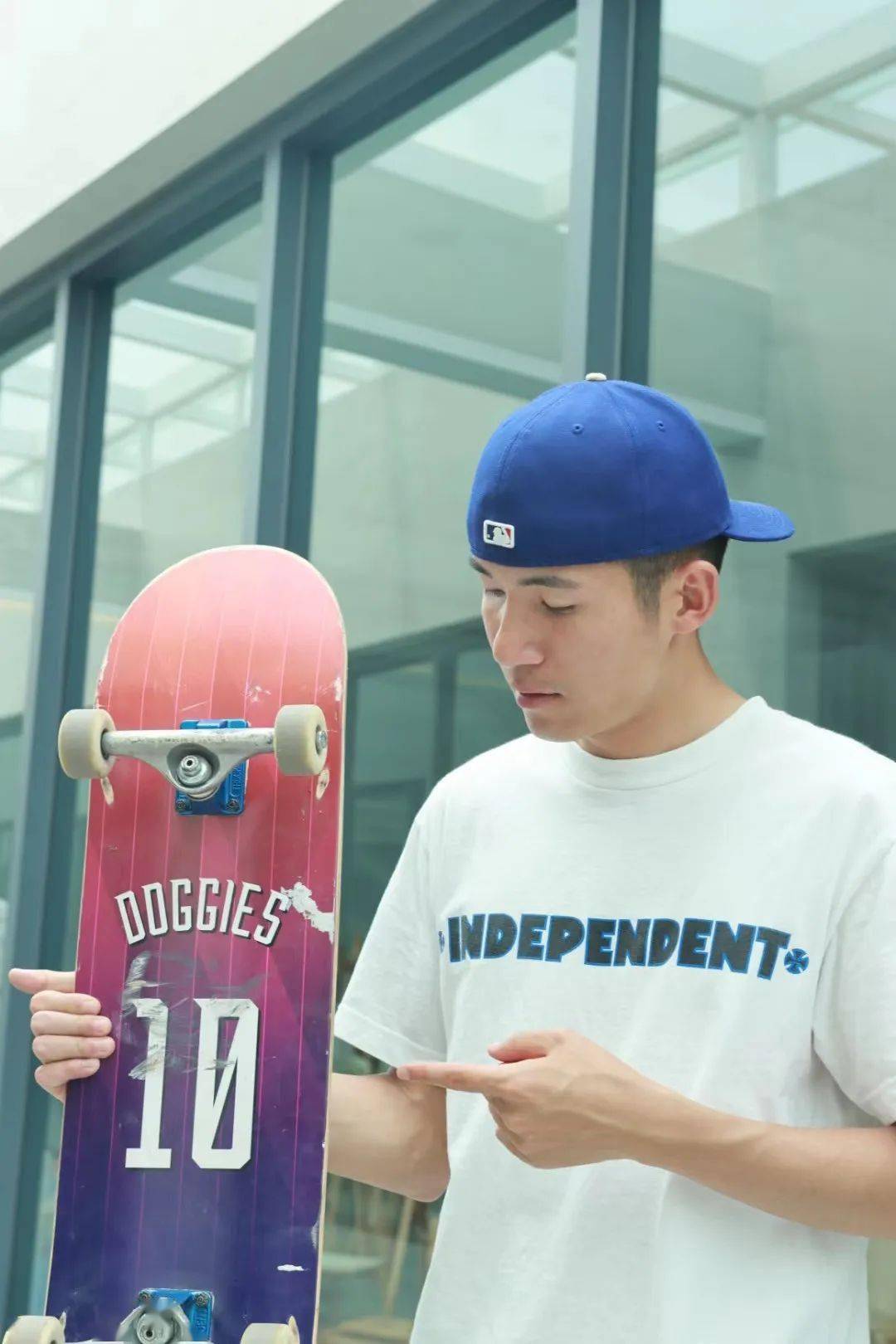 这次,我们很荣幸能够采访到我校大四播音系学长梁跃辉同学,聆听讲述他