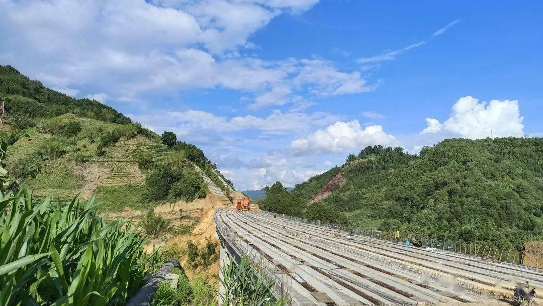 作风革命效能革命元绿高速西拉东2号大桥t梁架设完成