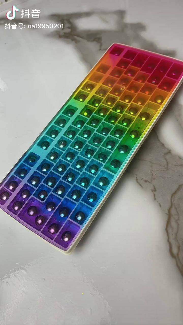 图钉彩虹膝盖板脱模滴胶手工制作键盘