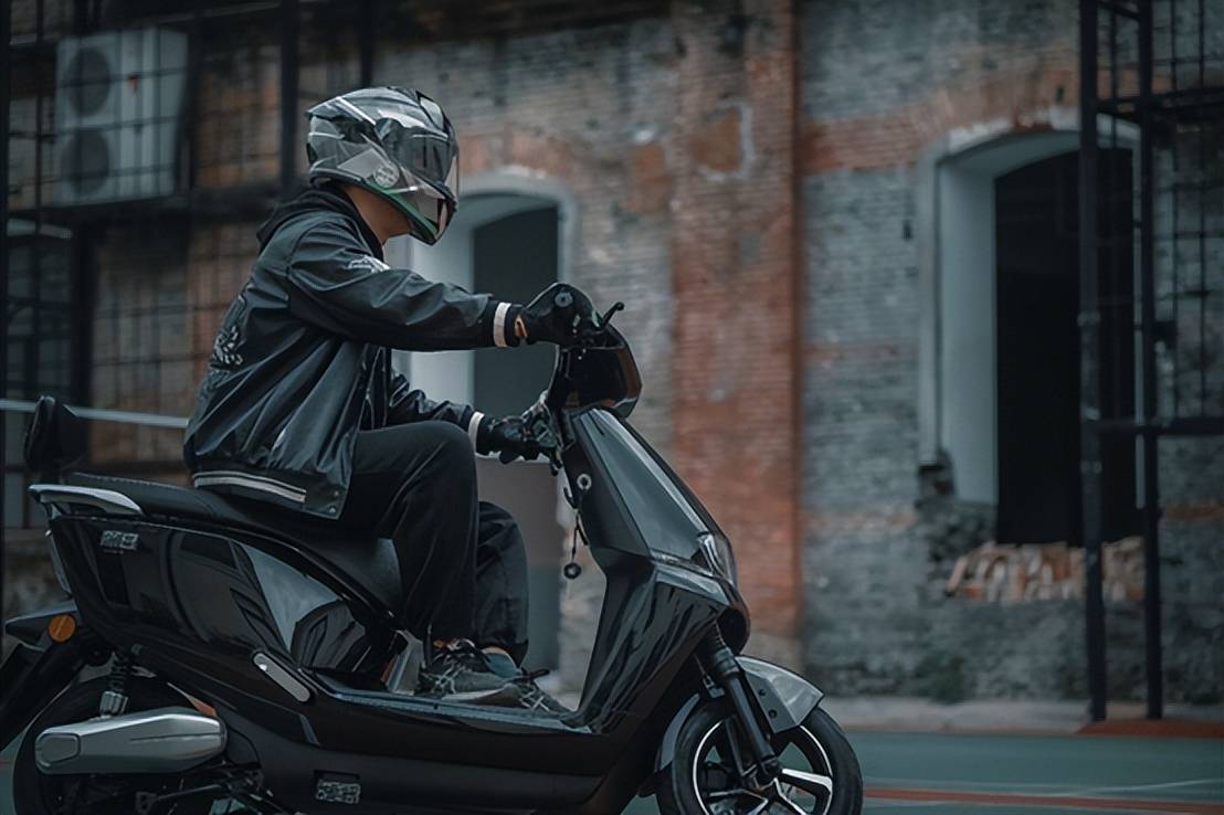 新日超能跑系列gf6年轻人的出街潮态度