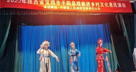 演员们唱念做打,一招一式,尽显功底,用精湛的技艺演绎了《铡美案》