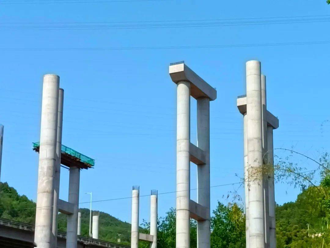 三柱式桥墩图片