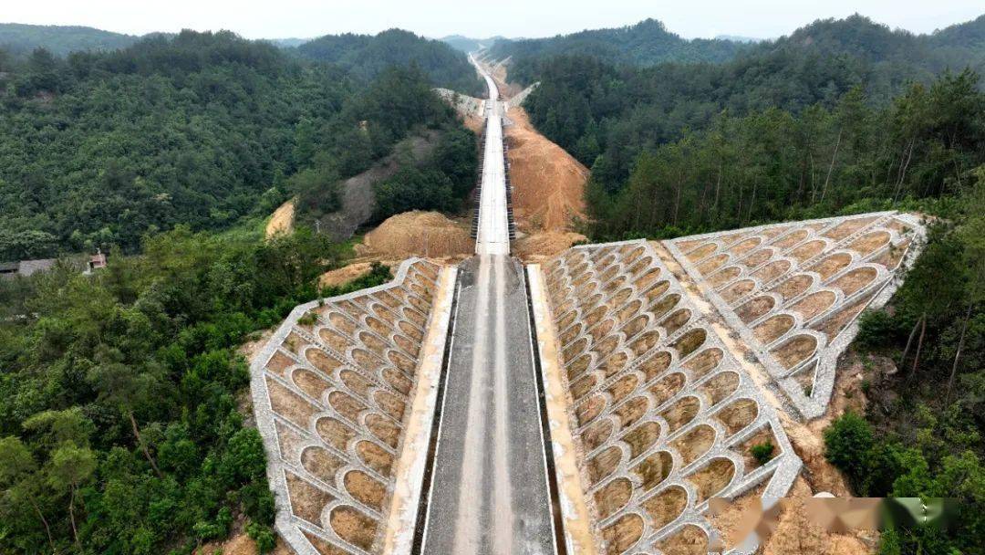 【中铁十一局】当远铁路建设纪实(2022年5月)_大桥_正在进行_护坡