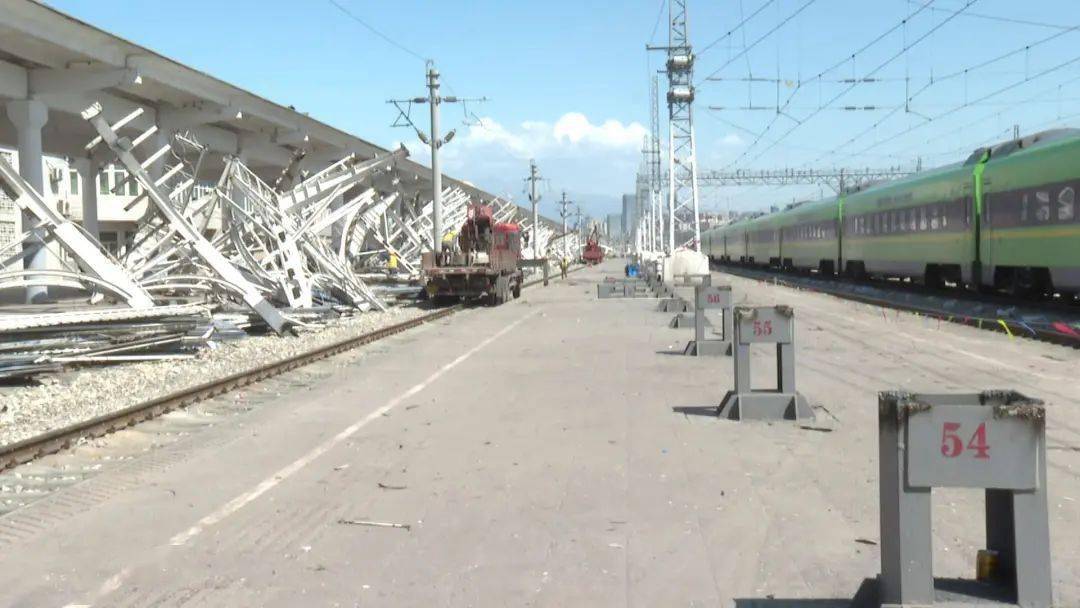 乌西站是乌鲁木齐铁路枢纽内唯一的编组站,担负着各个