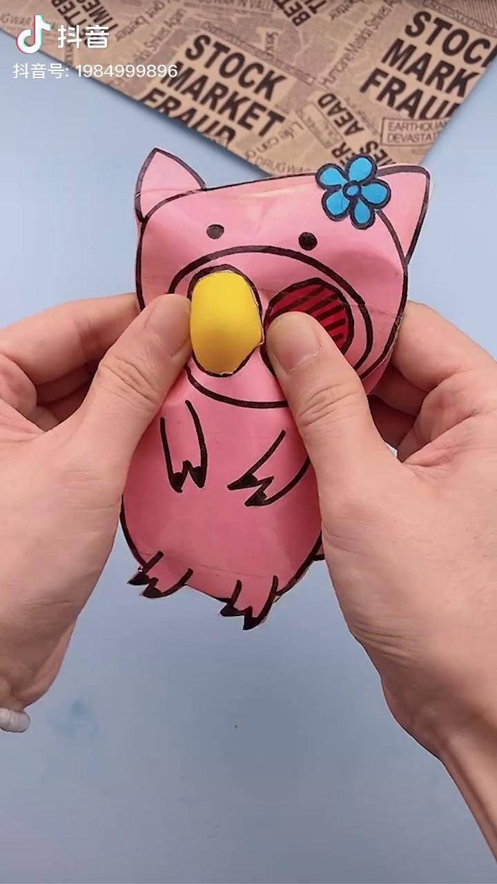 用气球和卡纸制作的超简单解压小猪,一按就美到冒(biti)泡!哈哈!