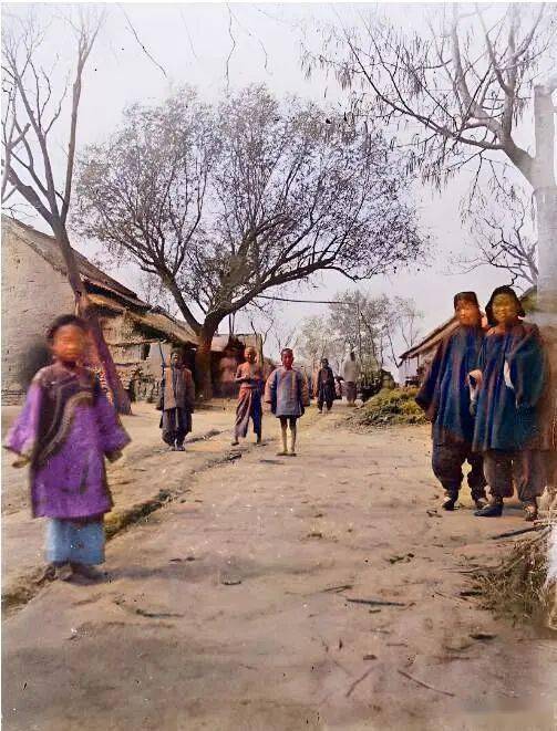 村落风景陈州城附近的一条村道,看到有摄影师到来,都好奇地站在路边