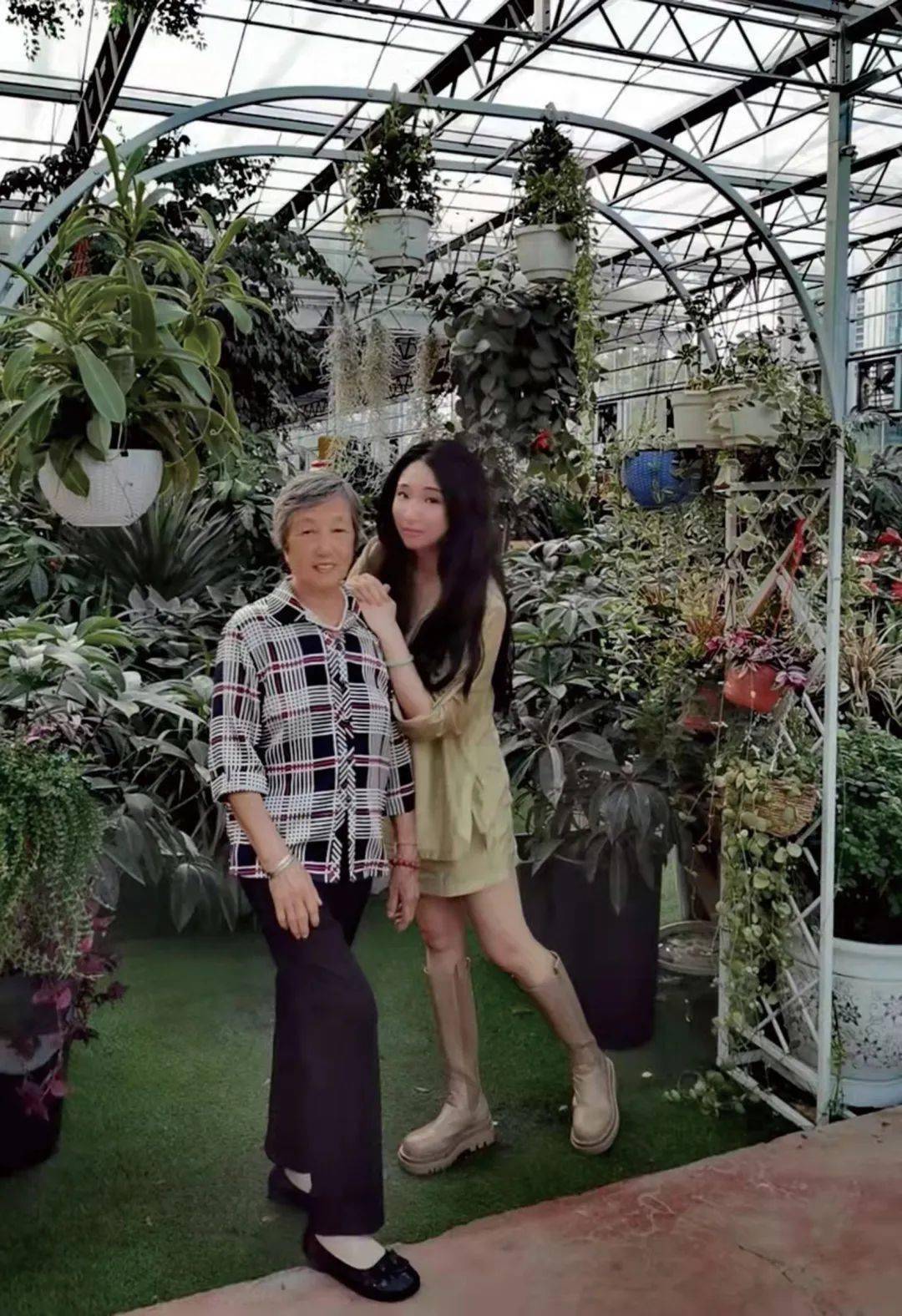 (王老太与孙女合影)王长玲老人今年90岁,家住四川