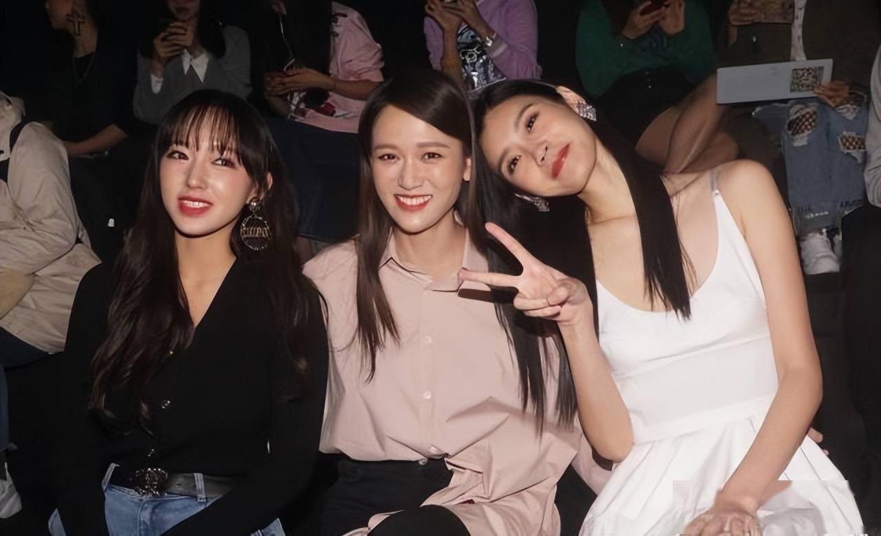 陈乔恩奚梦瑶同框没看出年龄差,都穿纯色看着清新简约,挺有气质