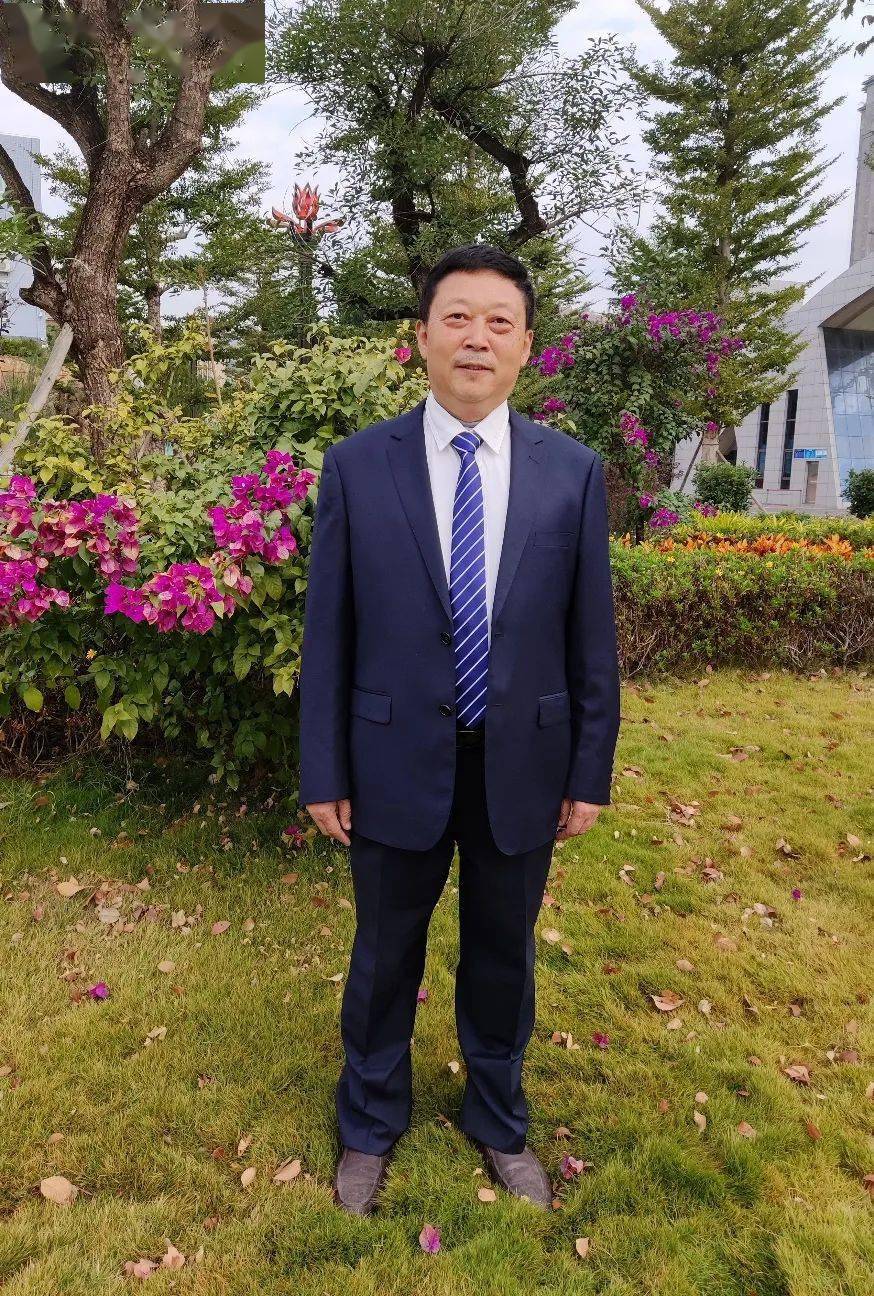 正高级教师张栋成教学方面,注重研究学生的学法,积极致力于数学教法