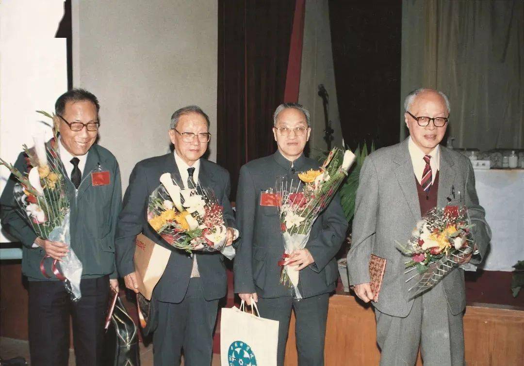 照片中是1986年3月向中央提出发展高技术建议 (即 "863"计划)的四位