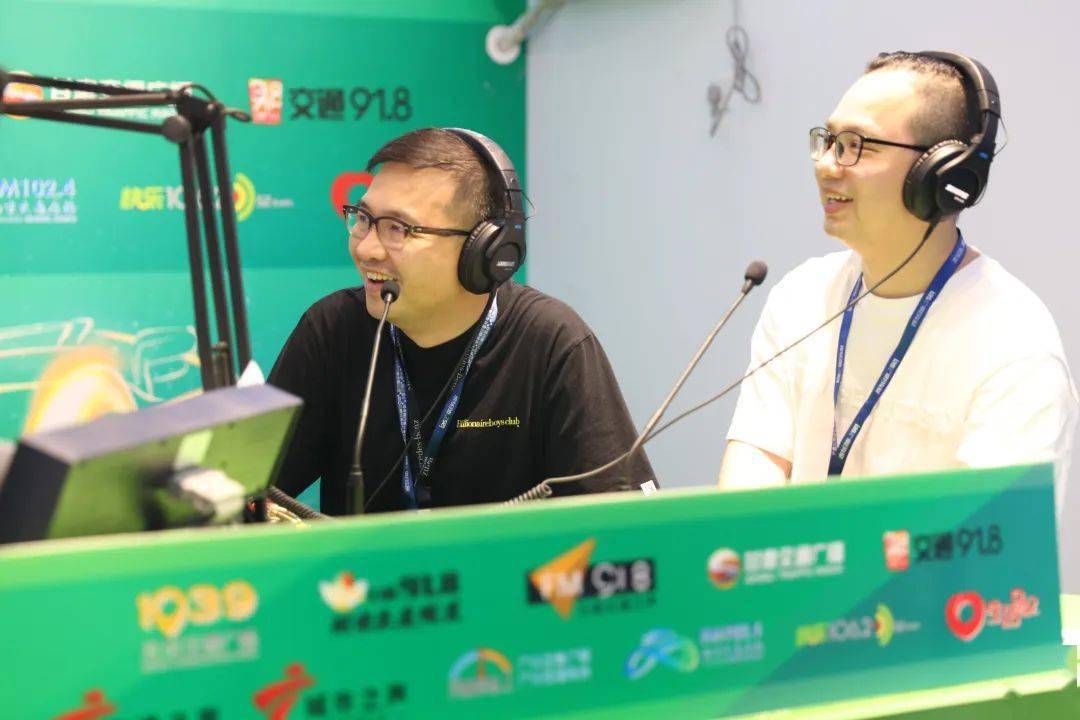 杭州交通广播主持人大山(左)与广州交通广播主持人柳霖(右)正在直播