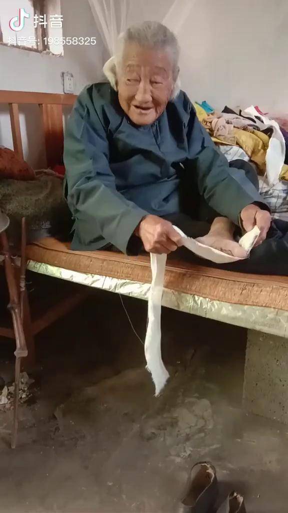 百岁小脚奶奶给我们示范缠足的过程她裹的小脚非常周正